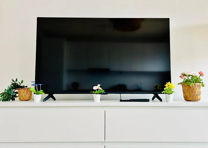 Modern With Balcony & Free Parking - Near Metro