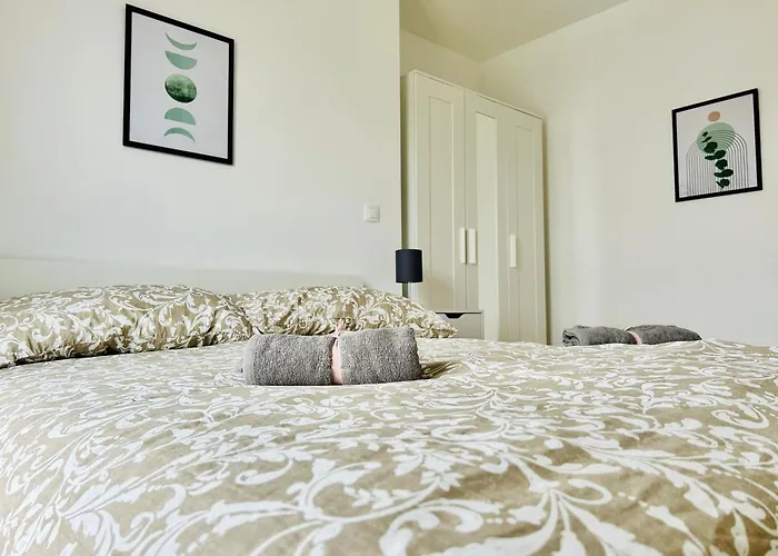 Modern With Balcony & Free Parking - Near Metro Διαμέρισμα *