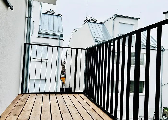 Modern With Balcony & Free Parking - Near Metro