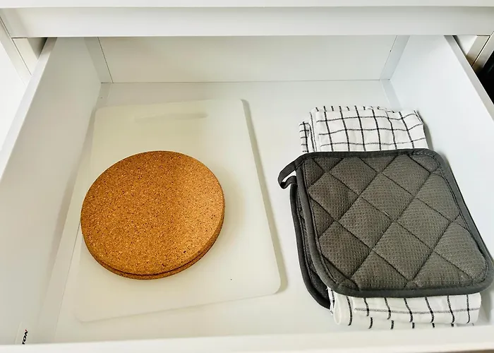 Modern With Balcony & Free Parking - Near Metro *