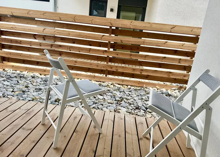 Modern With Balcony & Free Parking - Near Metro *